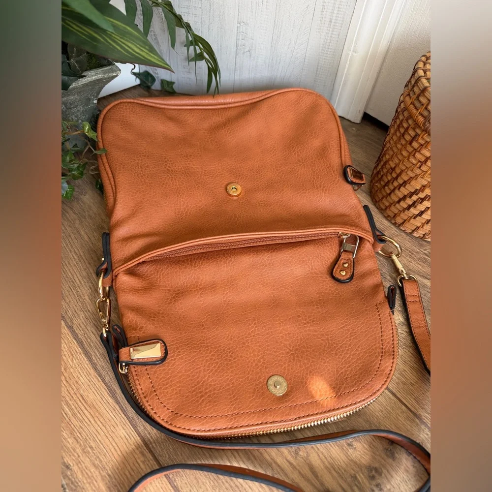 Moda Luxe Henri Tan Vegan Leather Fold Over Expandable Crossbody Bag - Picture 14 of 16